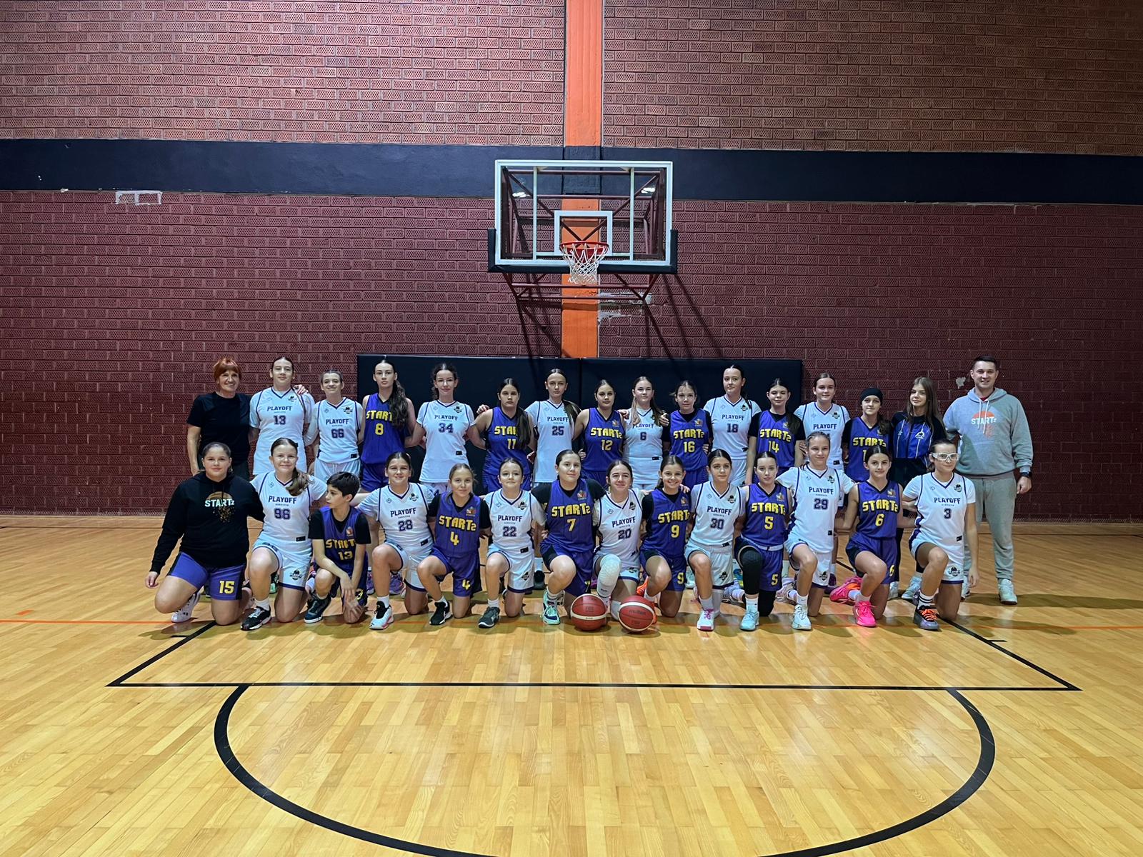 Zajednička fotografija pionirki KK Startz Tuzla i ŽKK Play Off Sarajevo nakon utakmice ŽOL BiH