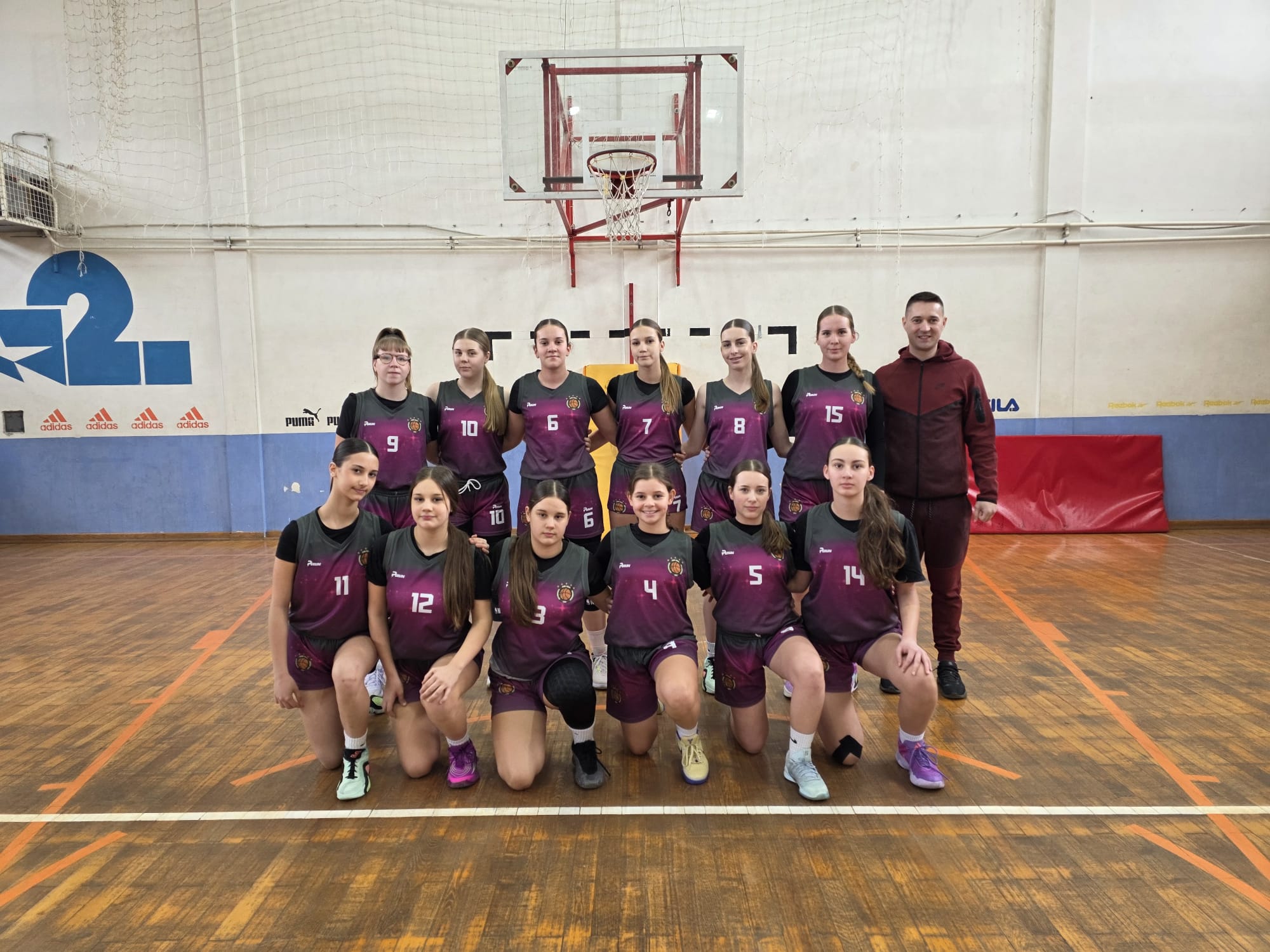 Kadetkinje KK STARTz u juniorskoj konkurenciji prije utakmice protiv ŽKK Silver Queens u Srebreniku.