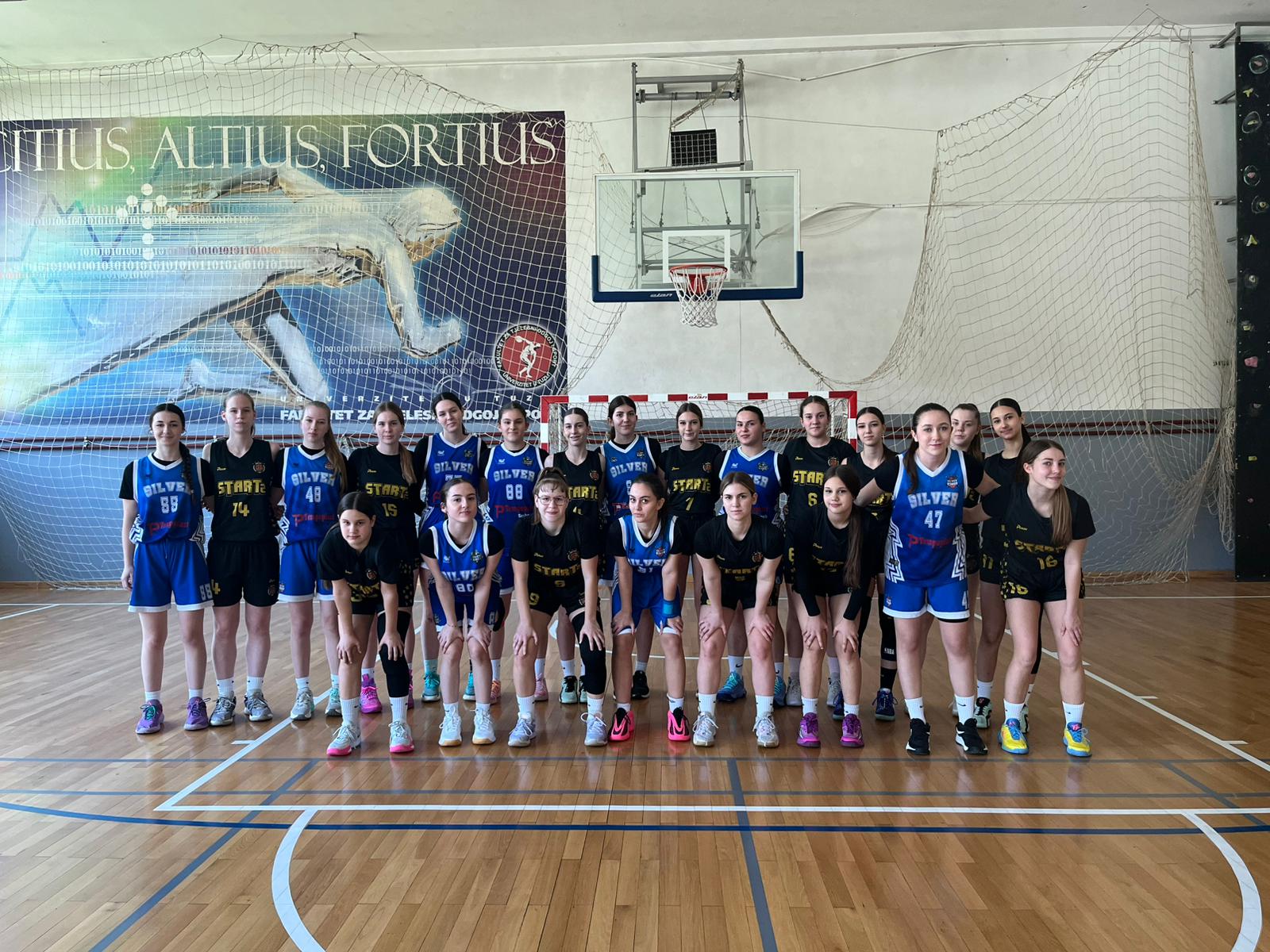Juniorke KK STARTz i ŽKK Silver Queens zajednička fotografija prije utakmice Lige mladih
